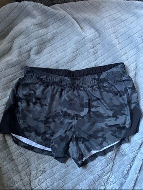 Athletic Works Black/Gray Camo Women’s Athletic Shorts Plus
